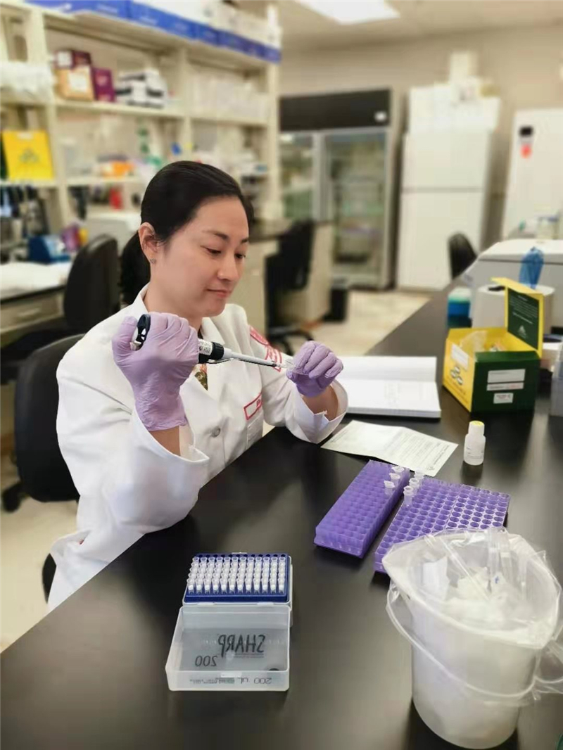 复件 董昀医生在天普大学刘易斯·卡茨医学院医学遗传学和分子生物化学实验室进行肝细胞DNA的提取  1.jpg