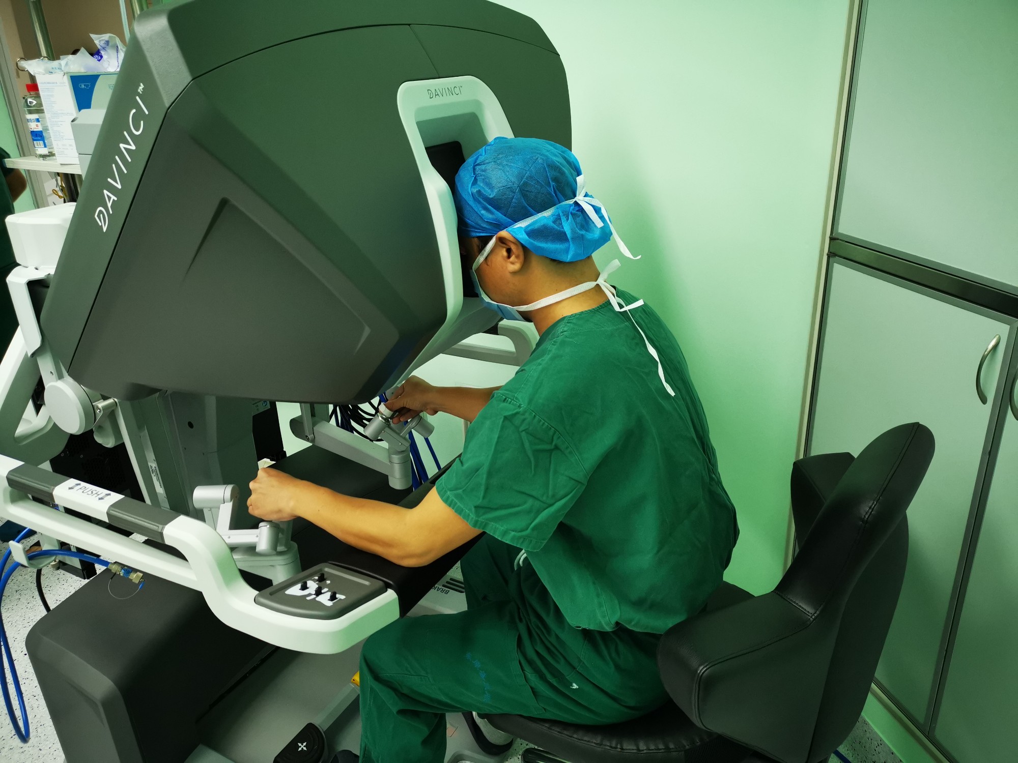 廣西首創 南溪山醫院機器人直腸癌根治手術實現“無痕”