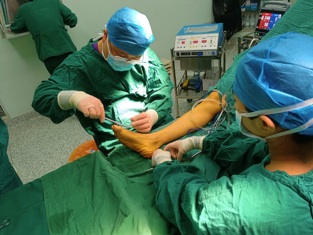 南溪山医院成功完成桂北地区首例足第一跖趾关节置换术