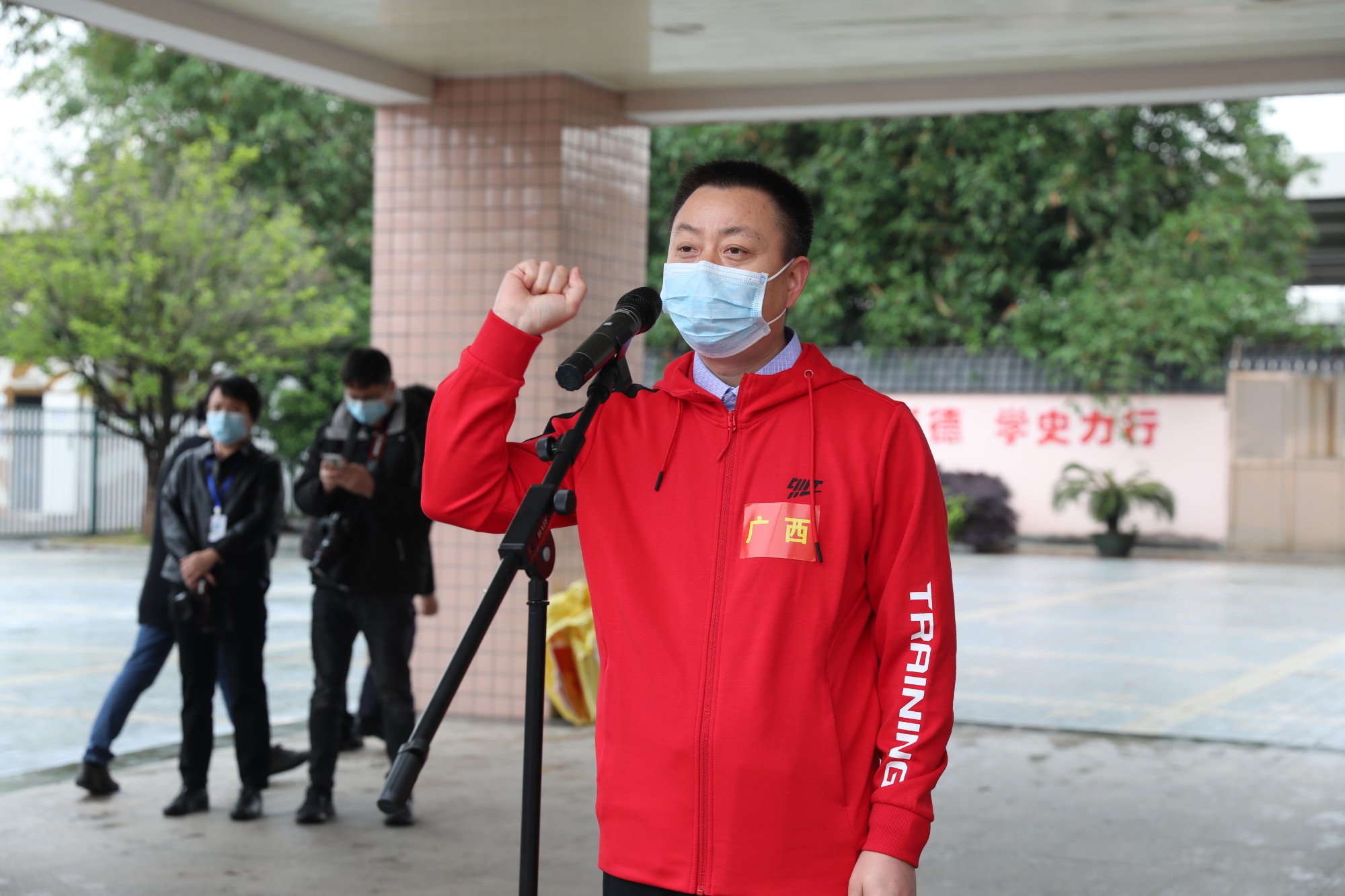 出征仪式上，南溪山医院支援上海医疗队领队、副院长李朝旭领誓表达决心。