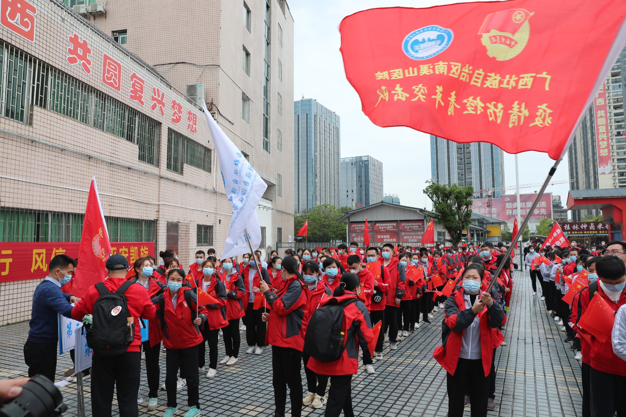 医疗队员汇聚桂林北站乘坐动车赶往上海。