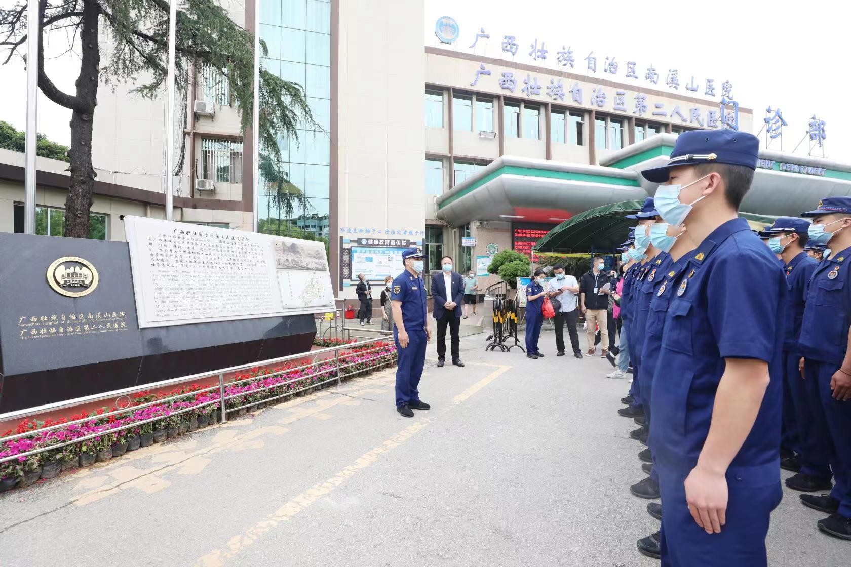 桂林市消防救援支队54名团员青年走进南溪山医院开展“五四”团日主题交流活动