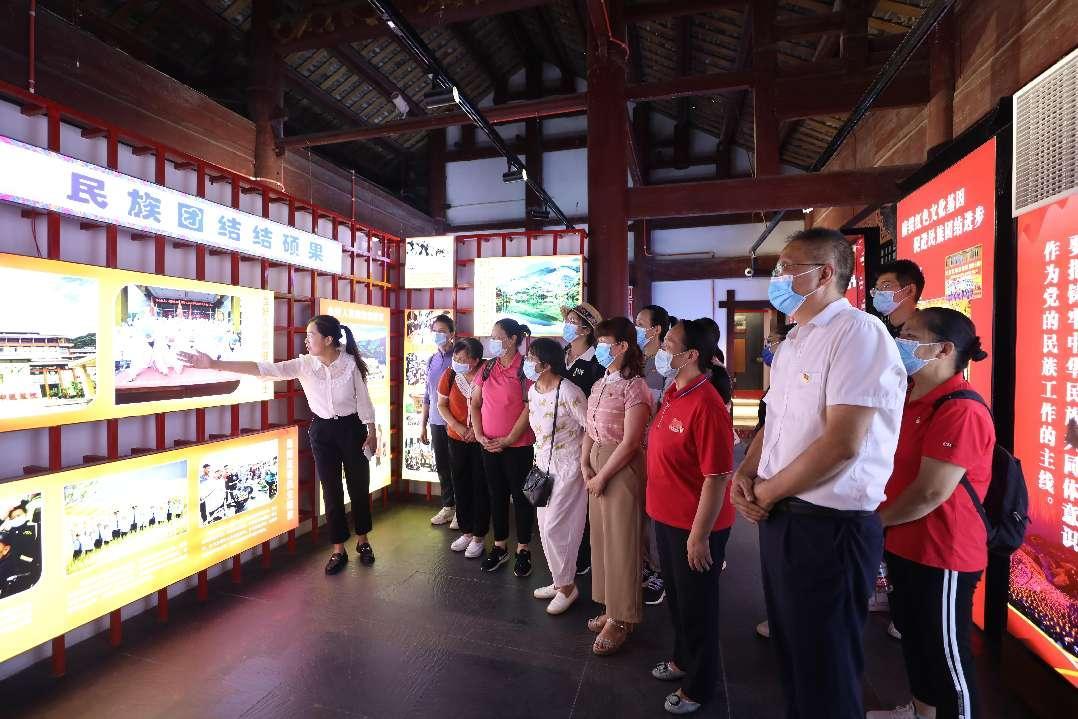 1.在龙胜各族自治县“铸牢中华民族共同体意识陈列馆”进行参观学习。李金戈摄