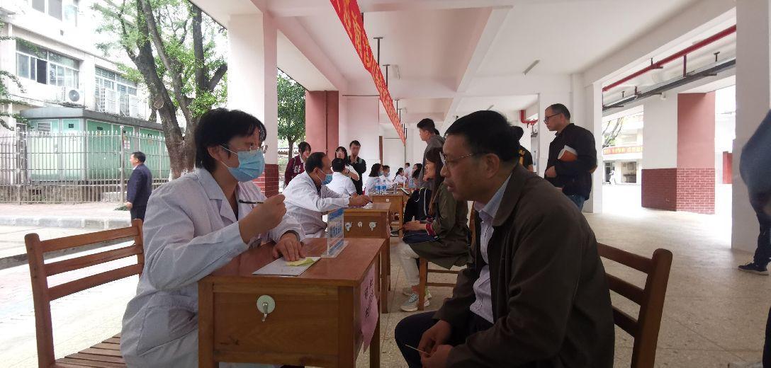 南溪山医院内分泌科主任杨琼博士为老师服务。张超群   摄