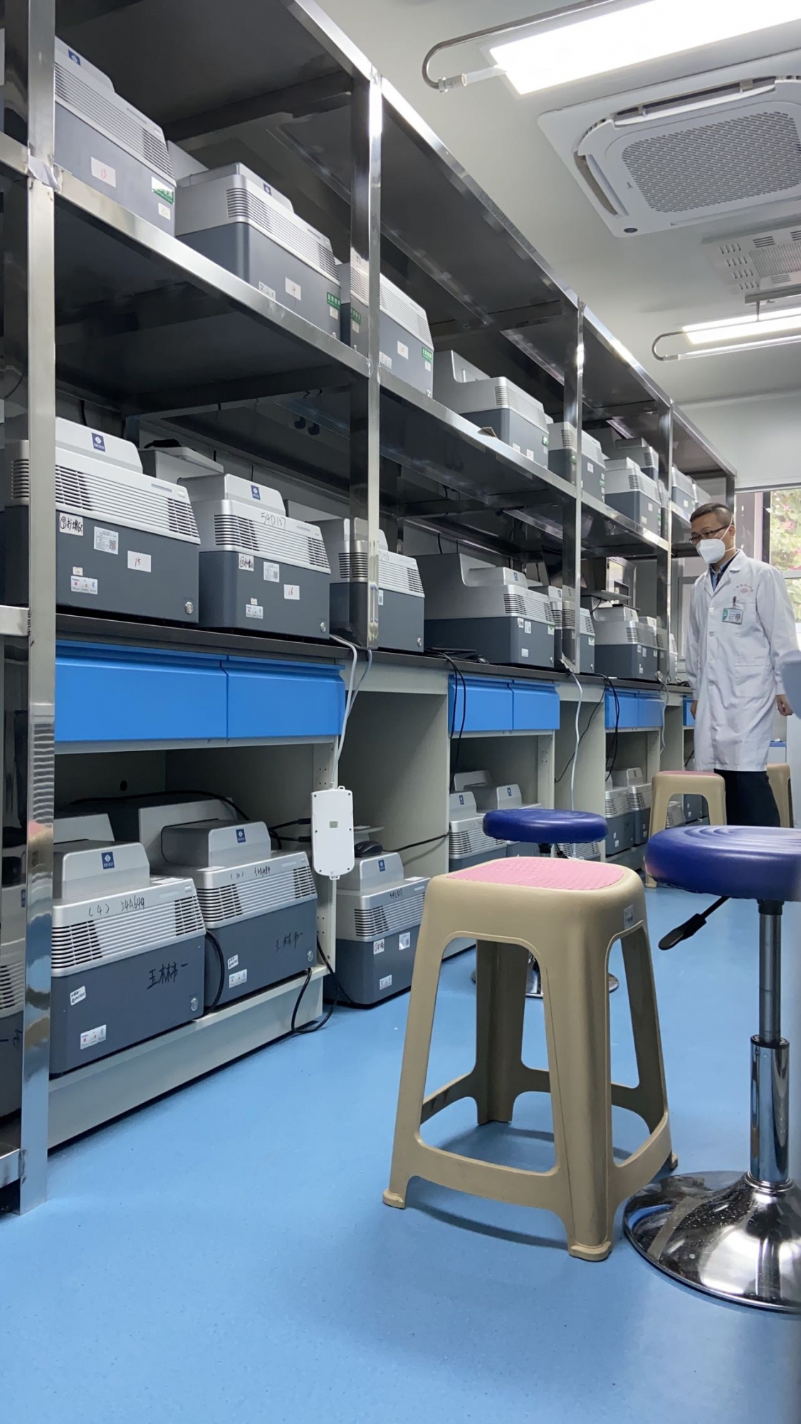 吴永彬在医院基地实验室三区检查工作。